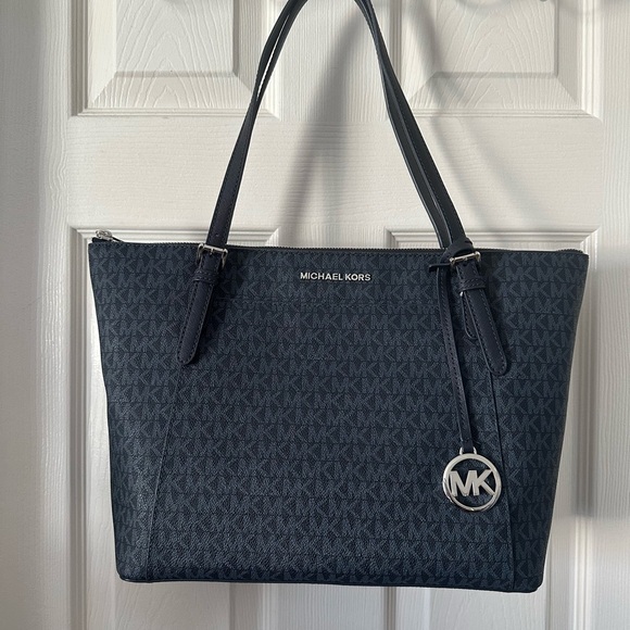 Michael Kors Purse - Picture 1 of 1